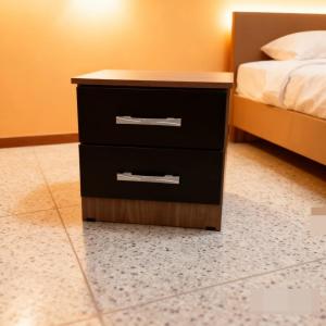 MESA DE LUZ 2 CAJ. METAL IMB/NG CP022